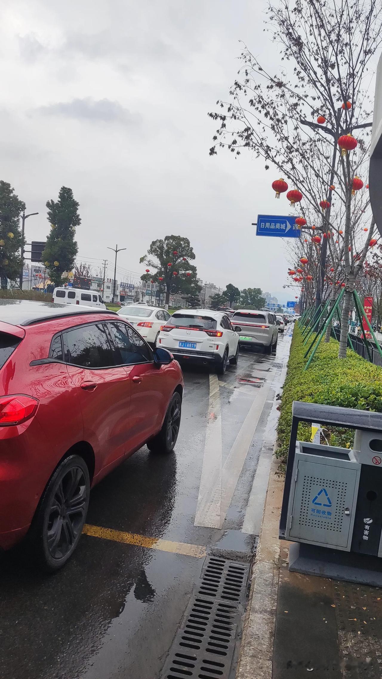 年前的路桥日用品商场真的很热闹，热闹到日用品商场周边道路都走不动了，处于堵车模式