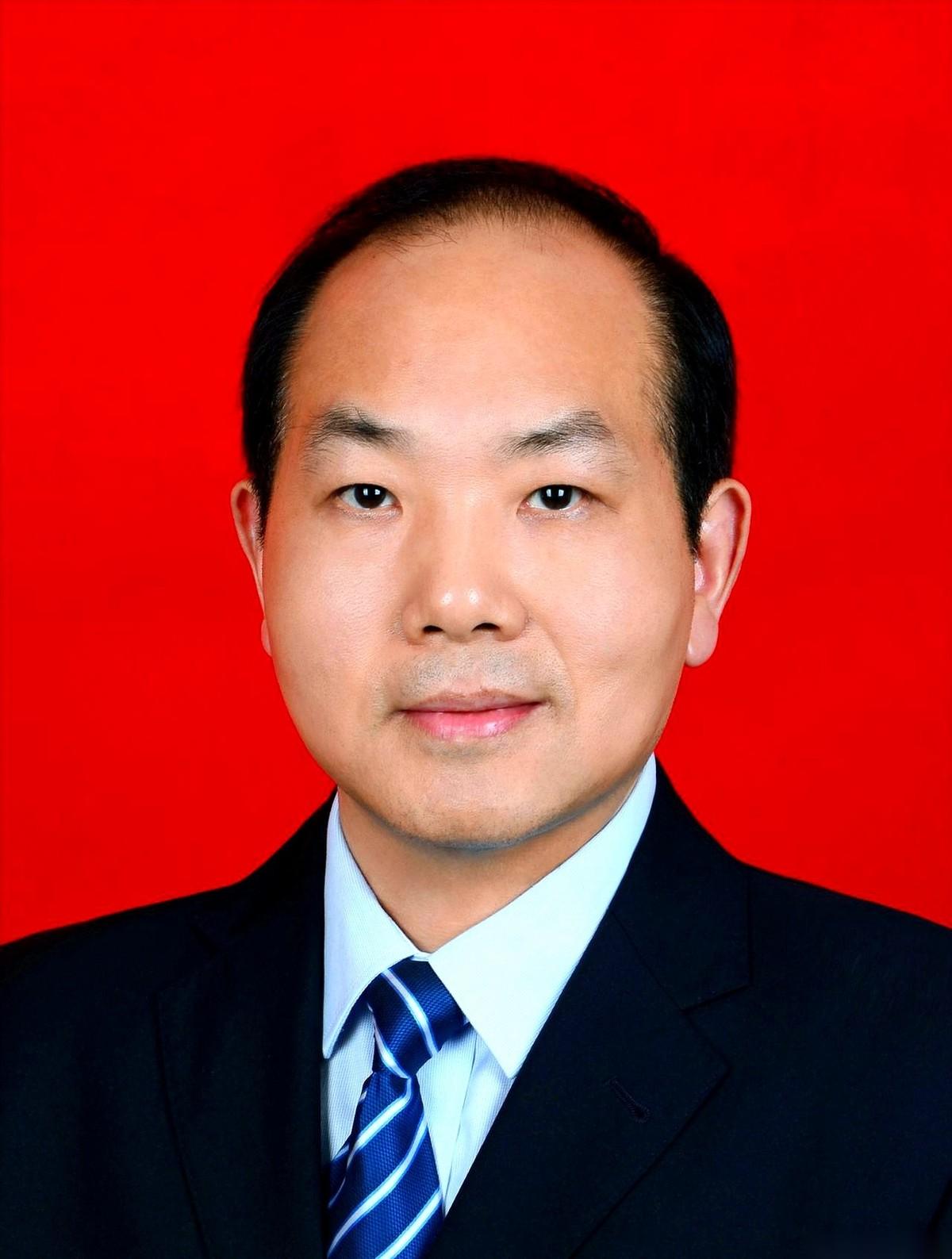 好家伙，我真是头回见这么夸一个快60岁男人的。
“双眉如远山，双眼若星辰”，写小