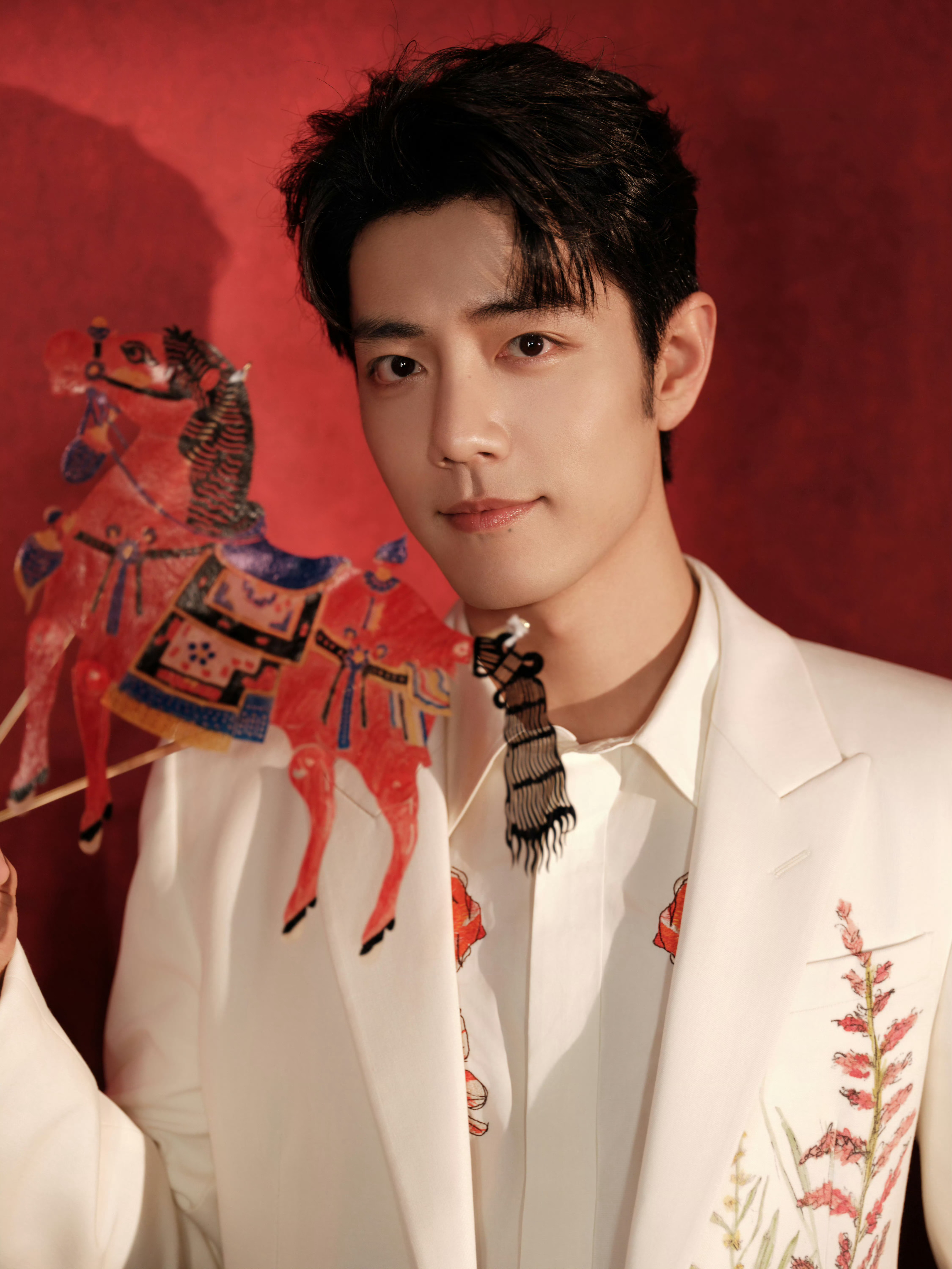 肖战今晚参加北京台春晚 的造型，身穿 Alexander Mcqueen 202