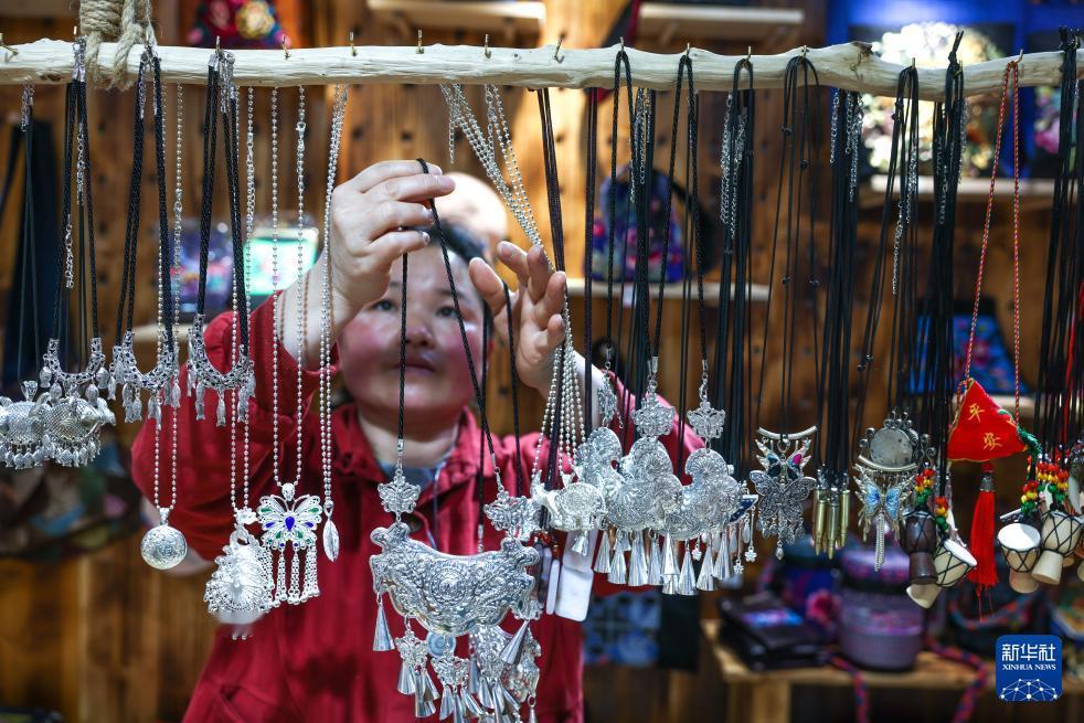 【语文看世界】从一颗银饰，看懂课本里那些"没讲透"的词
前几天刷到一条新闻：贵州