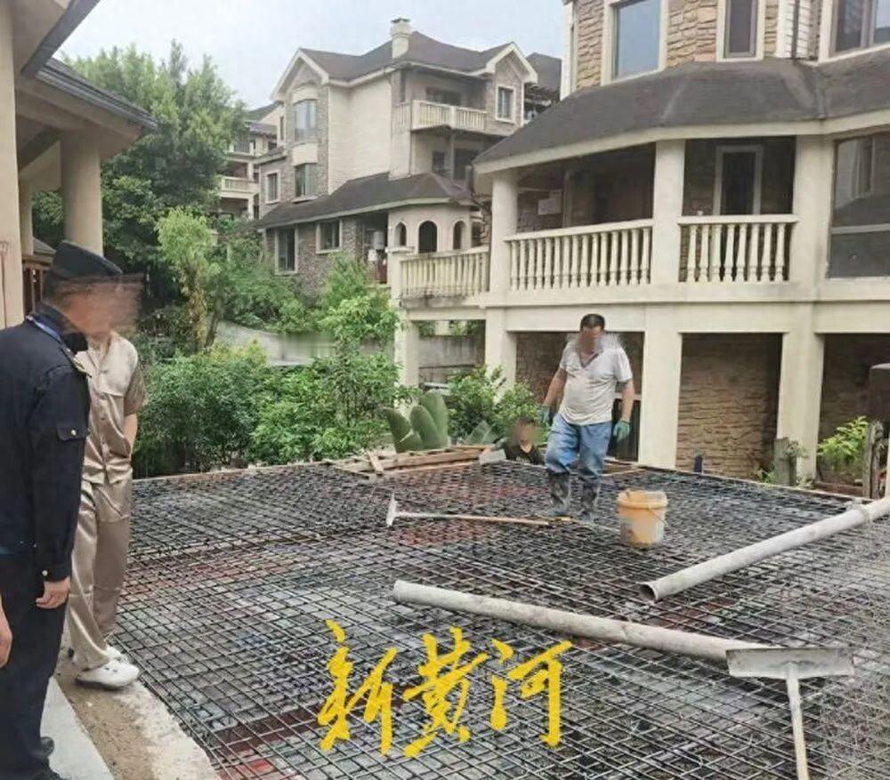 重庆，一名，一名业主通过法拍买下别墅之后，认为有3个公共停车位侵占了自己的私人区