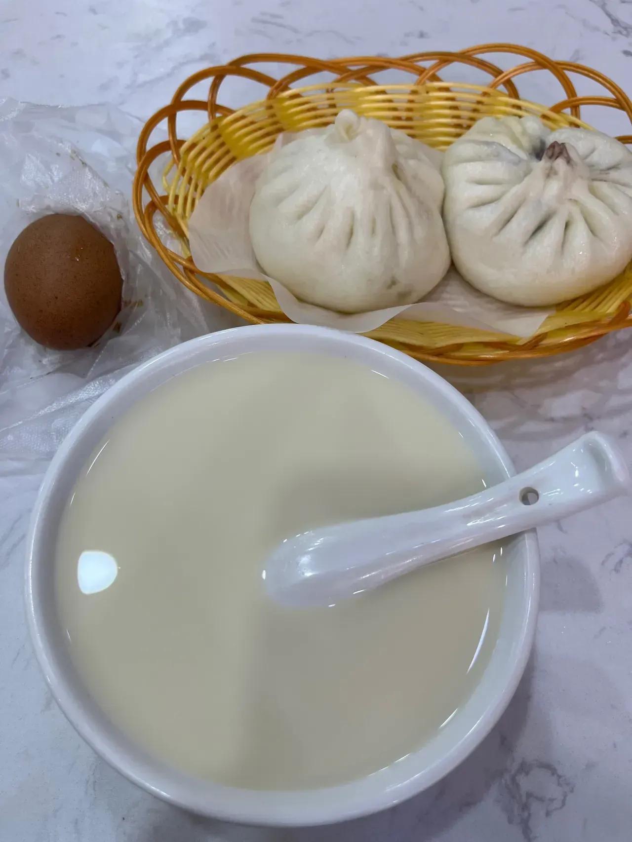 今天吃早餐感觉被坑了！
小区旁边新开了一家包子铺，今天早上和老婆去锻炼身体，回家