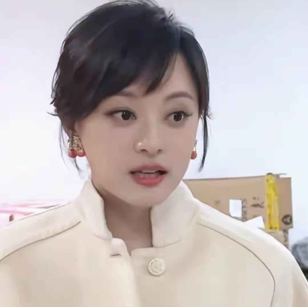 最近孙俪新剧路透一出，网友集体炸锅！曾经被吐槽“凶相”“老态”的她，这次瘦到脸颊