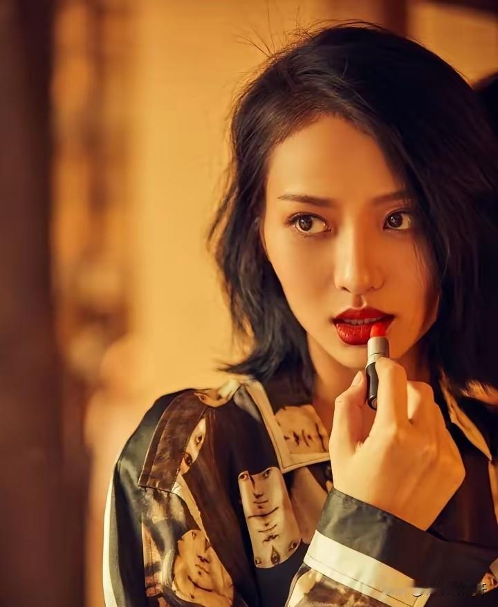 《醒来》中苏门身边的女随从崔恩熙，是最没有存在感的，但却最有意义的人物。
   