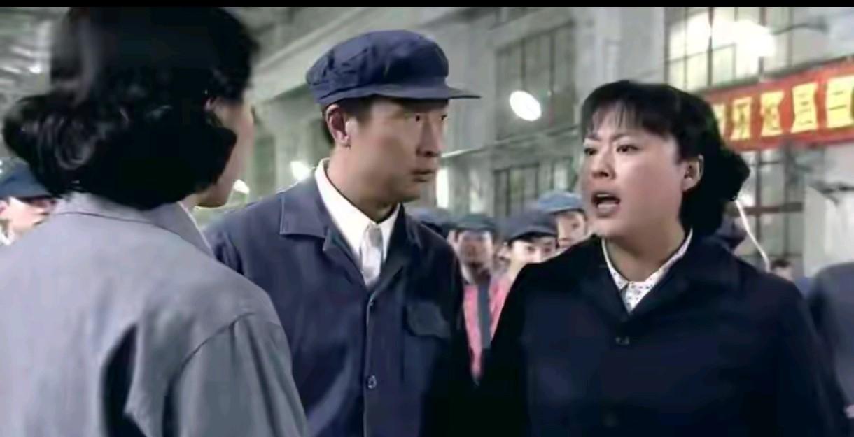 李雪琴刚在《好好生活》露脸，弹幕直接刷满“大庄媳妇回来了”！
你瞅她往沙发上一瘫