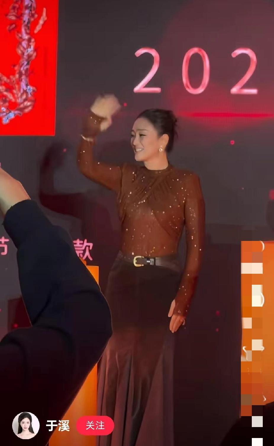 我天呐，
我要被60岁的巩俐迷住了，不是因为她的相貌，不是因为她的演技，而是因为