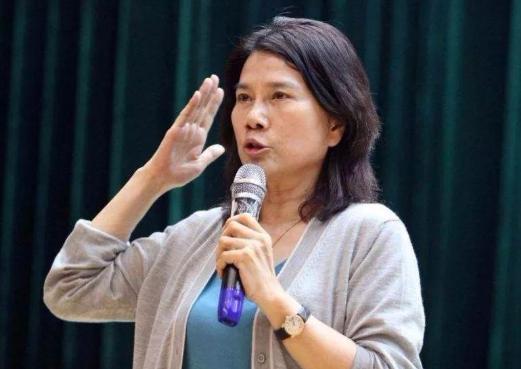 格力“铁娘子”董明珠，现实版的“谁说女子不如男”[心]

带领格力集团走向家电一