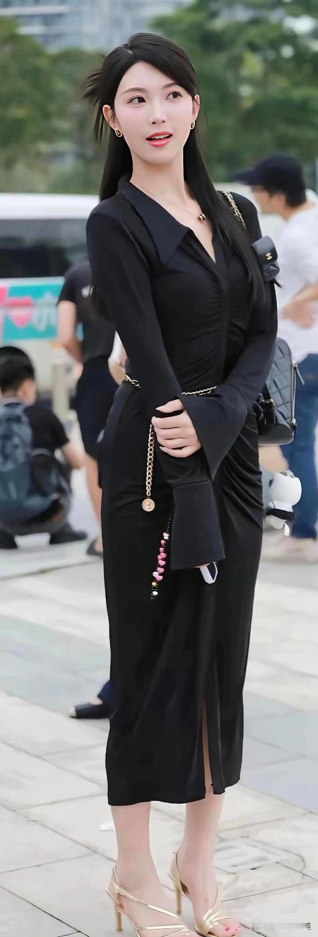 黑色修身长裙配金色细带高跟，简约又显气质，链条腰带和小包包点缀得恰到好处，日常出