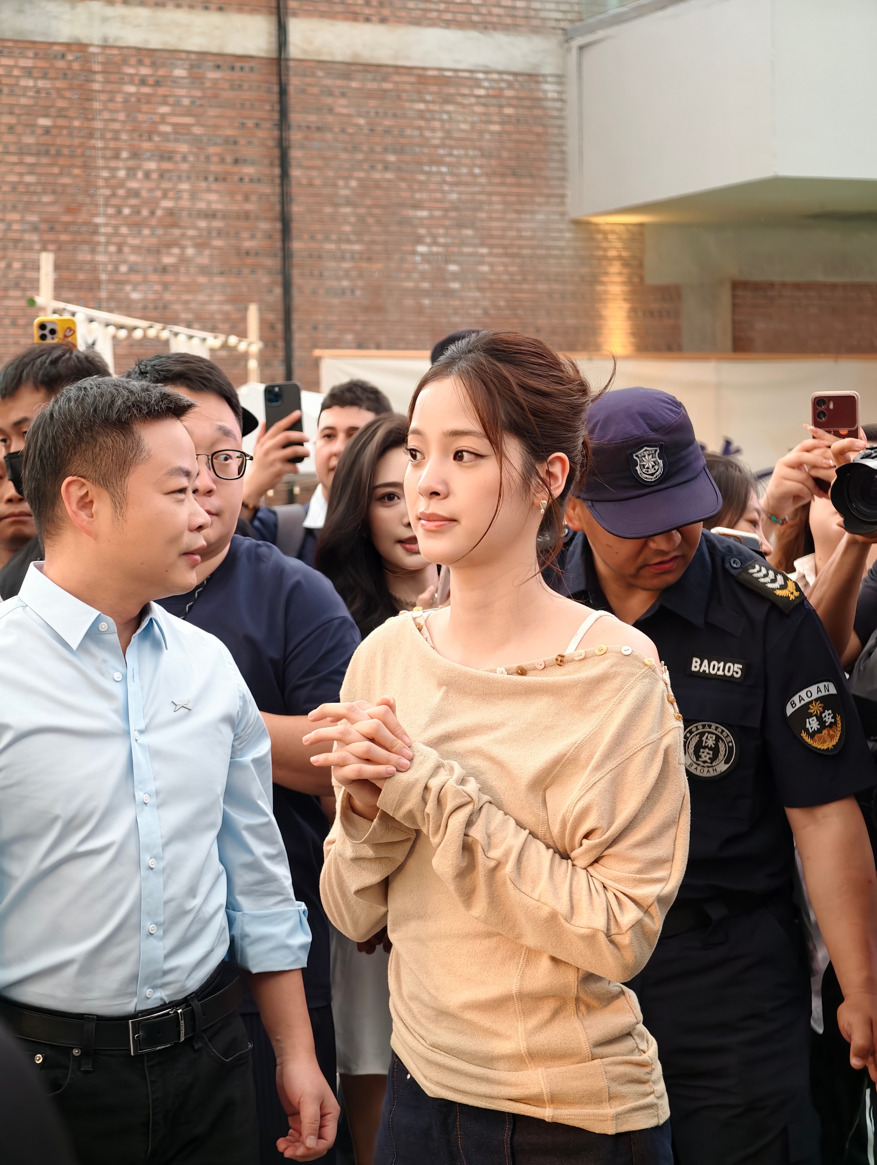 小鹏MONA发布会太会玩了 这谁啊？怎么这么多人[揣手] ​​​