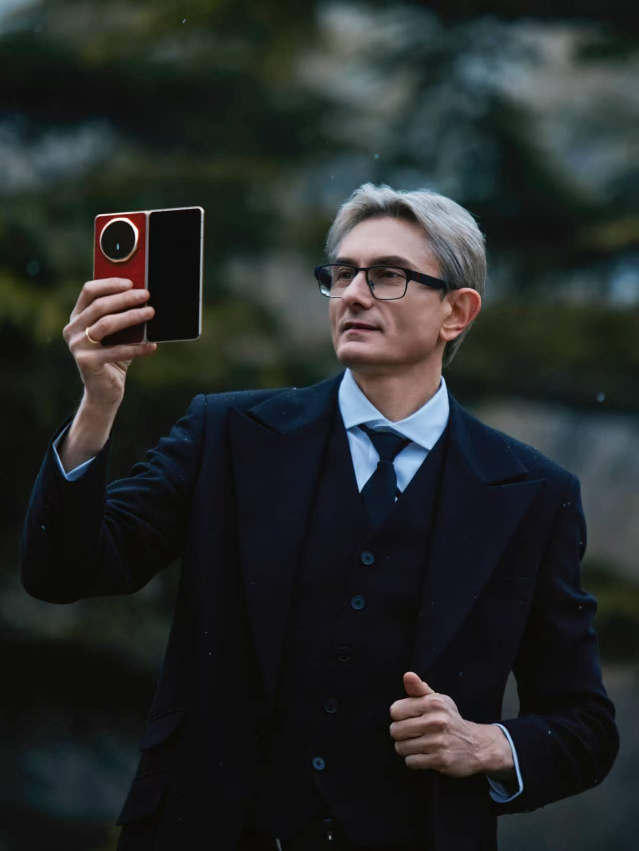 荣耀MagicV6还原法拉利的优雅还别说，真的挺优雅的啊，而且一看就很高级的样子