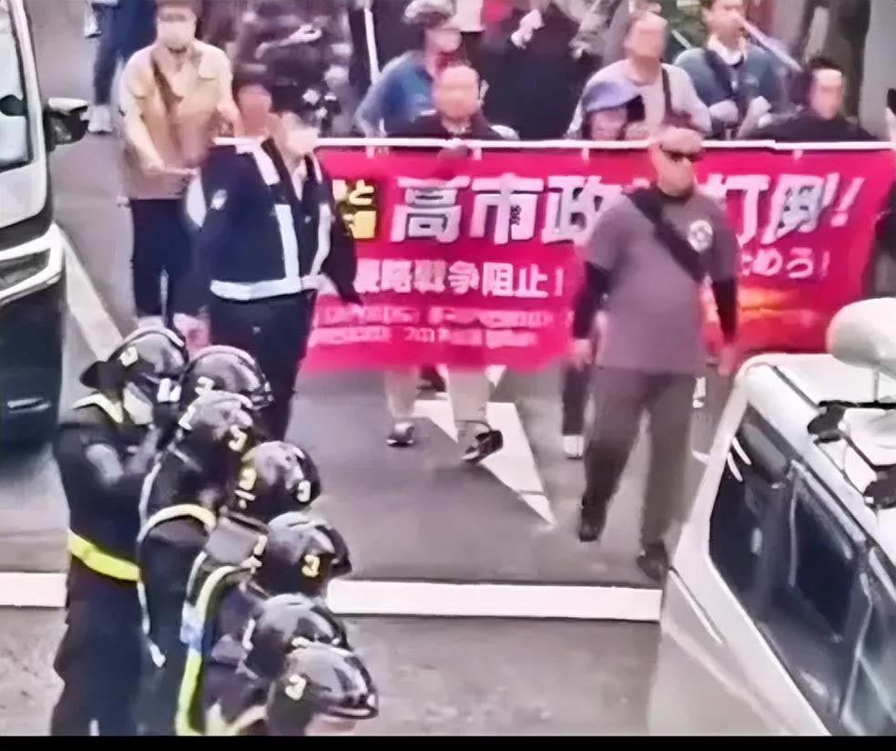 这还用打吗？
日本自己先乱了！
​上千人围住首相官邸。
举着牌子喊高市早苗下台。