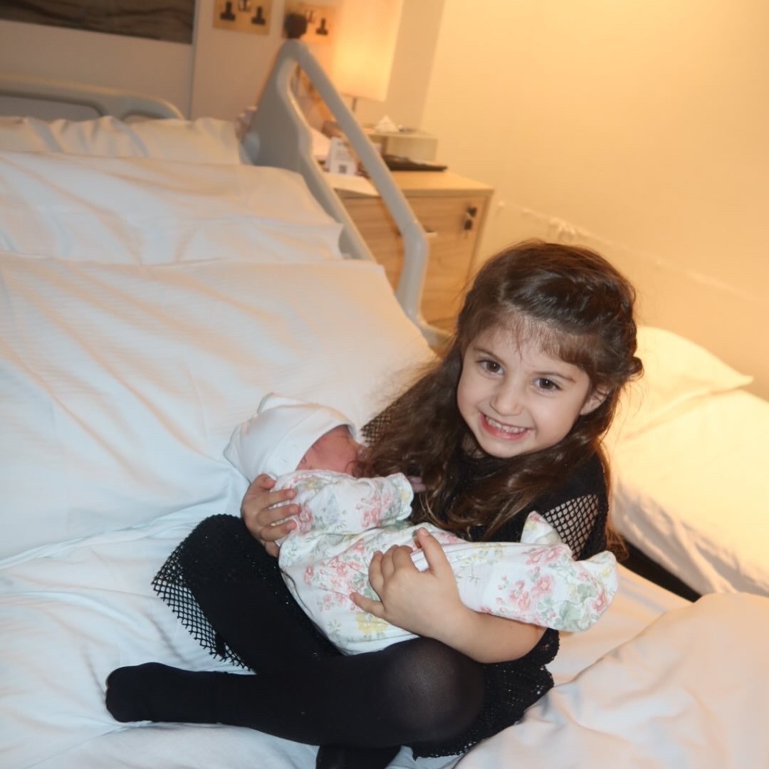 多明戈斯的二女儿出生🐣能看出来又是一个美丽的宝宝📲“欢迎 Sienna（西耶