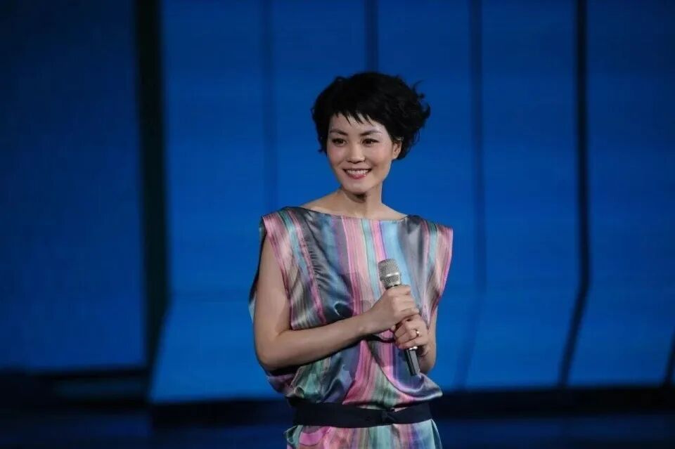 听原唱的，真的没什么触动和共鸣，就像当年的传奇！但是，王菲一唱，就直击你心灵了！