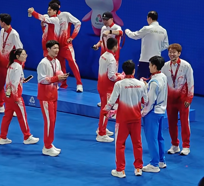 牛妈妈们别闹了，你们的心肝牛大和他的心肝牛二也有合照的！！ 