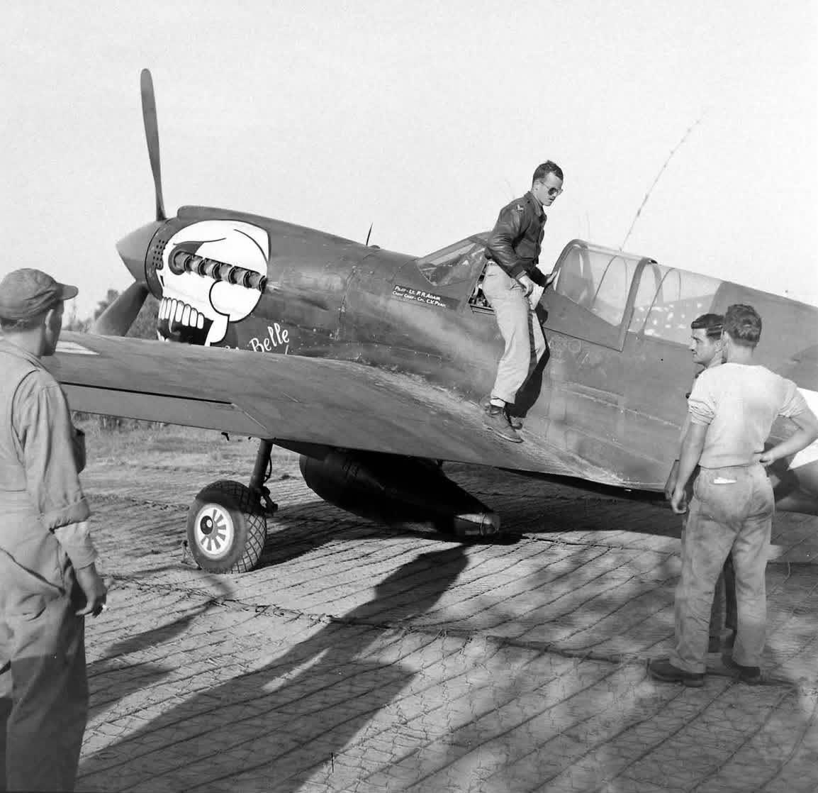 【来自投稿】1944年4月 美军一架P-40战斗机刚刚降落在印度查布亚的拉加胡利