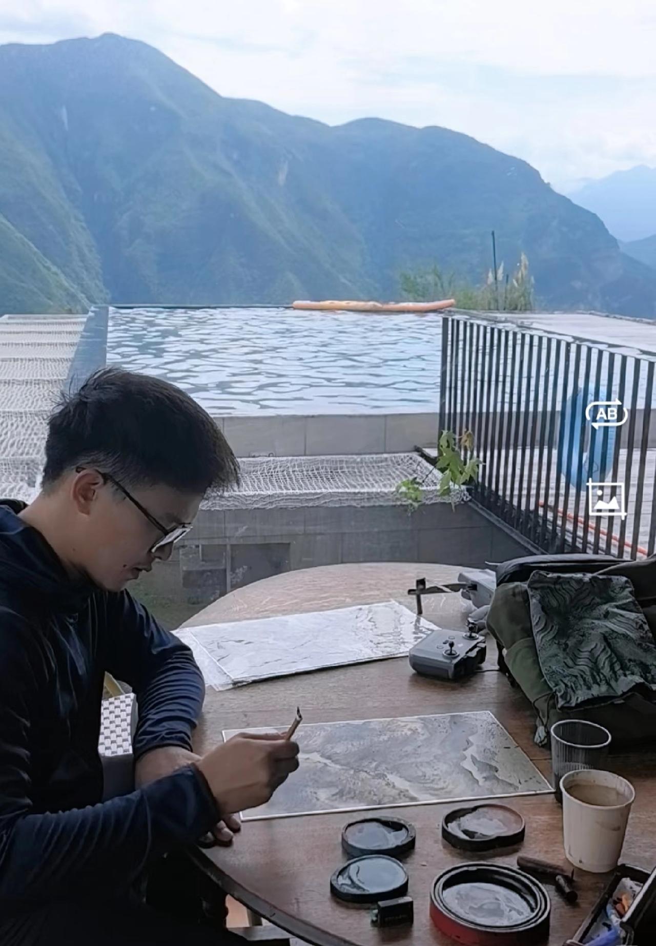 网友在三峡写生，竟然偶遇童年女神林青霞！
 
当时该网友正专注于眼前的山水，想把