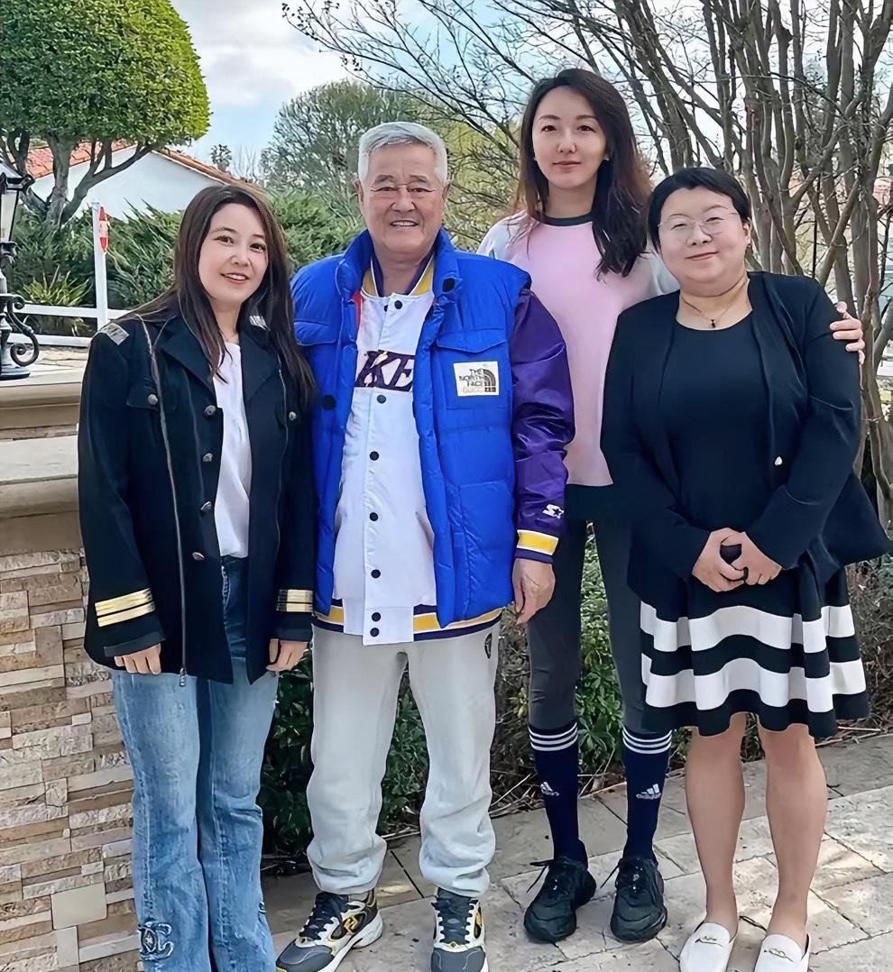 一张票卖1400美元，纽约的剧院照样爆满。68岁的赵本山，满头白发，但一站上台，