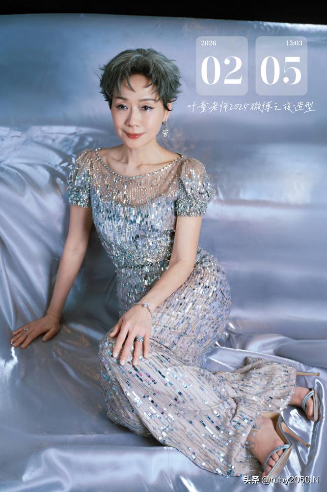 63岁叶童，旧造型炸上热搜！
粉丝把新营业照和去年微博之夜的图拼一块，连发际线