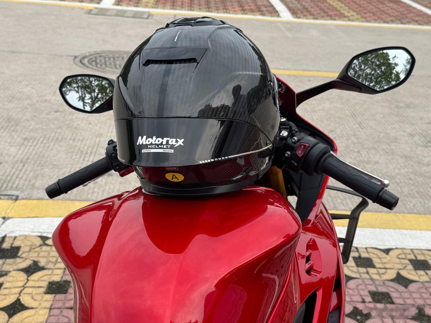 昨天都在说这个头盔颜色不够骚，哈哈，这个是摩雷士的张雪车手同款头盔，颜色都是一样