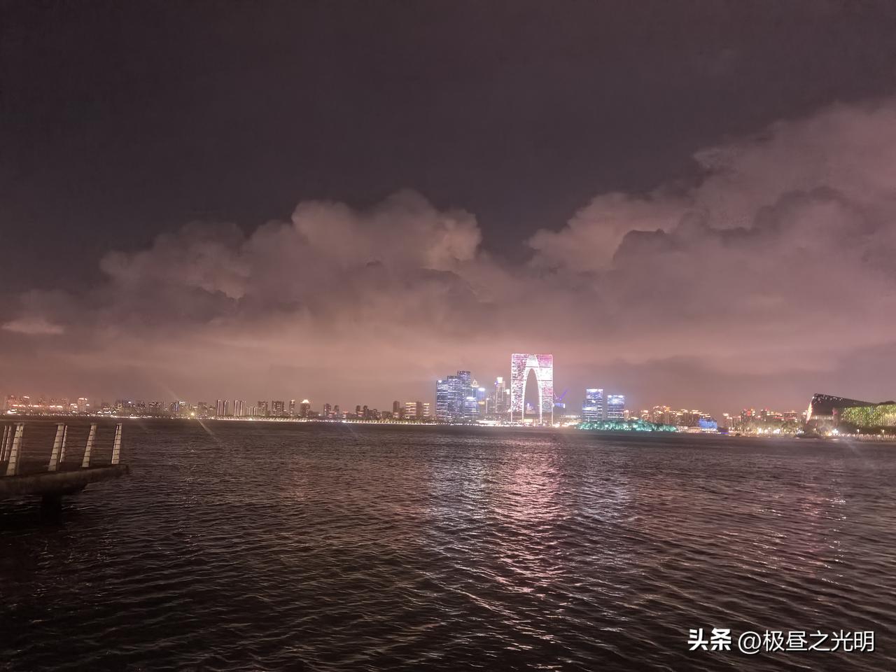 白海豚还没跑到苏州，预计有雨，还没下。
双休晚饭吃得早，决定走远点，往金鸡湖边去
