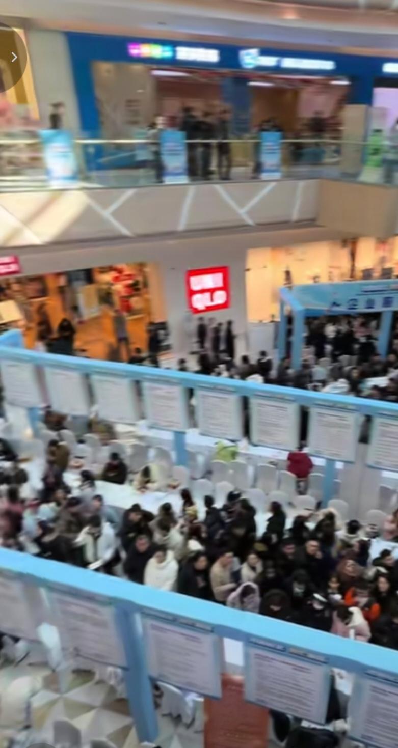 这是哈尔滨松北区万象汇的招聘会现场，人山人海，可以说，商场都从未如此火过！ 
