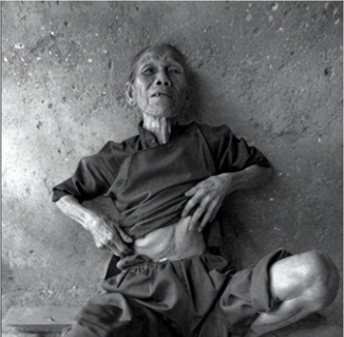 1939年，一19岁少女被日军推进洗澡房，不想里面早就一名日本军官，林石姑想跑，