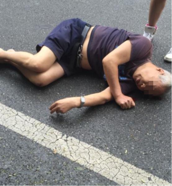 山东青岛，一男子在人行道上正常走路，前方年近6旬大爷突然转身回走，男子躲闪不及齐