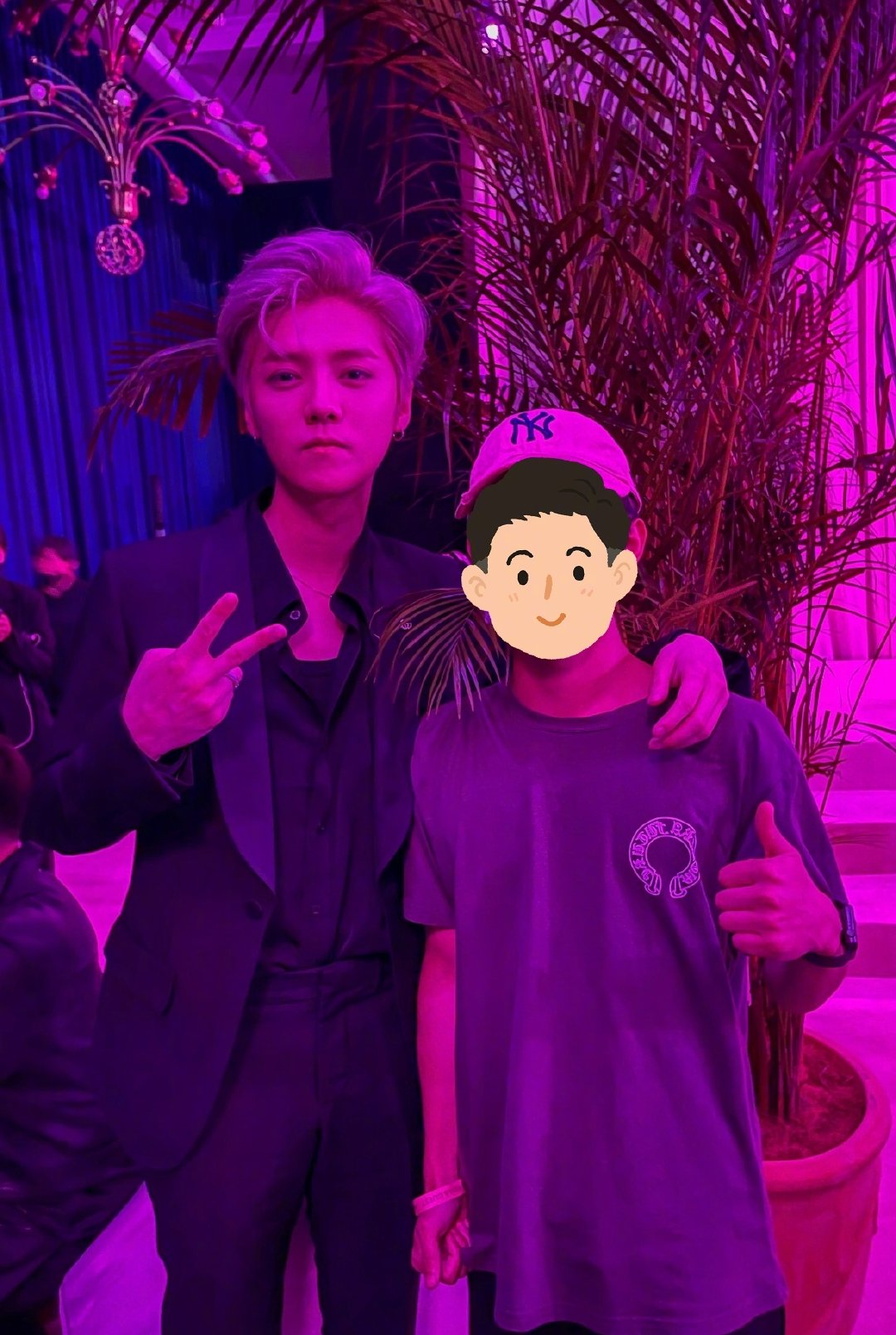 网友和鹿晗四年前合影 有网友晒和鹿晗四年前的合照，有合照也太让人羡慕了吧，鹿晗真