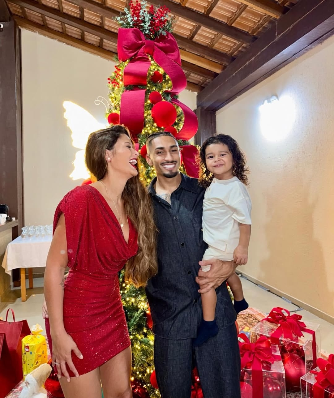 拉菲尼亚一家人的圣诞合影🎄🎄🎄🎄至死不渝红蓝魂体育大赏巴萨