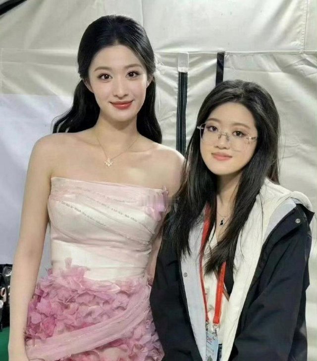 说王楚然很大只也没错，但看这骨骼和五官也是个大美女啊 
