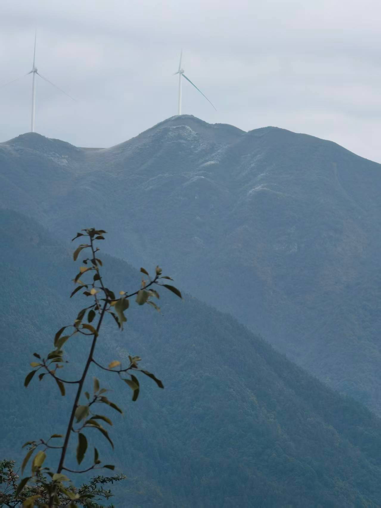 村里山上已经结冰了 