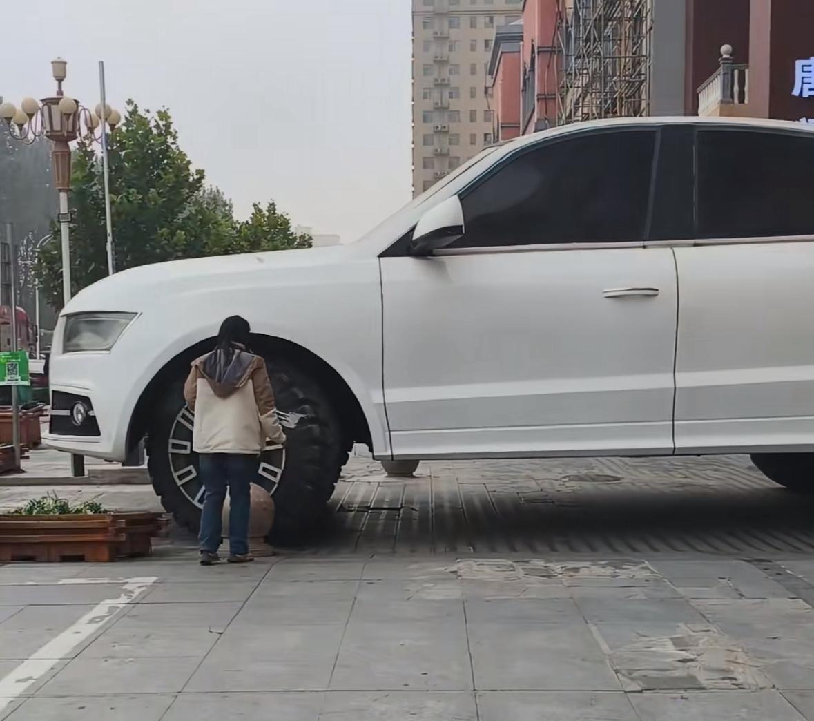 开始我以为是AI，直到看到有人把两辆车放一起对比....开始我还真信了以为奥迪真