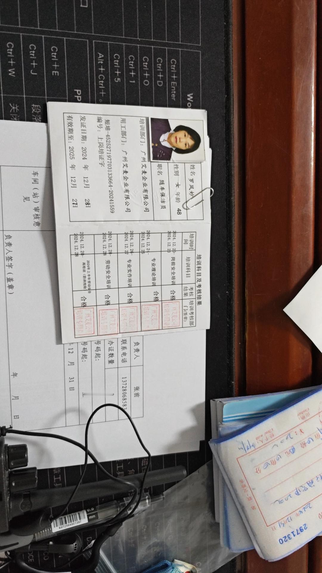 老实人就是被欺负！新郎去接亲，邻居们把他拦住讨要喜烟，新郎给每个人拿了两包烟，还