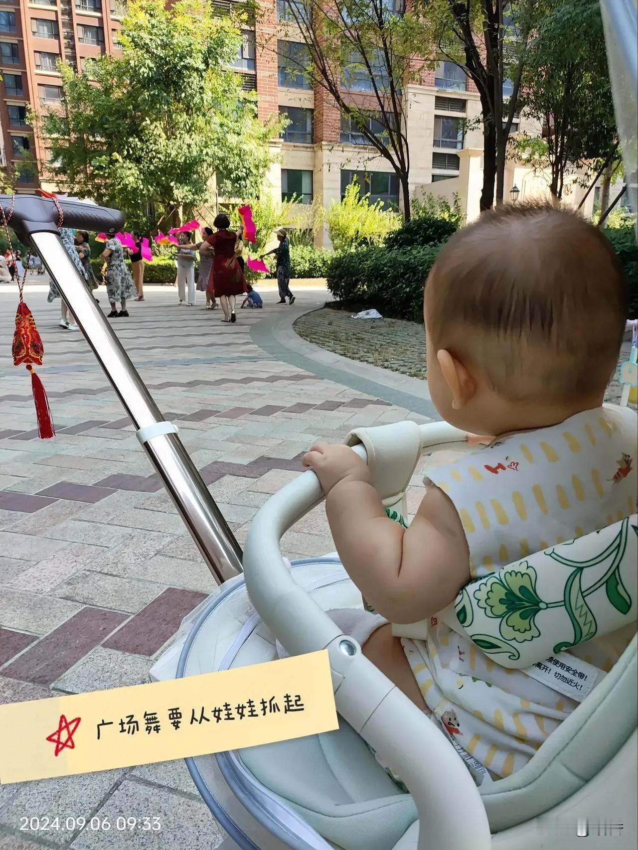 #秋日生活打卡季##秋日日常记录##溜娃的快乐🎉# 秋日清晨小区遛娃观赏广场舞