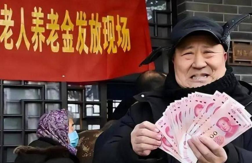 今天8月7号了，不少退休老人还盯着人社部官网，想看看今年养老金到底还涨不涨。
 