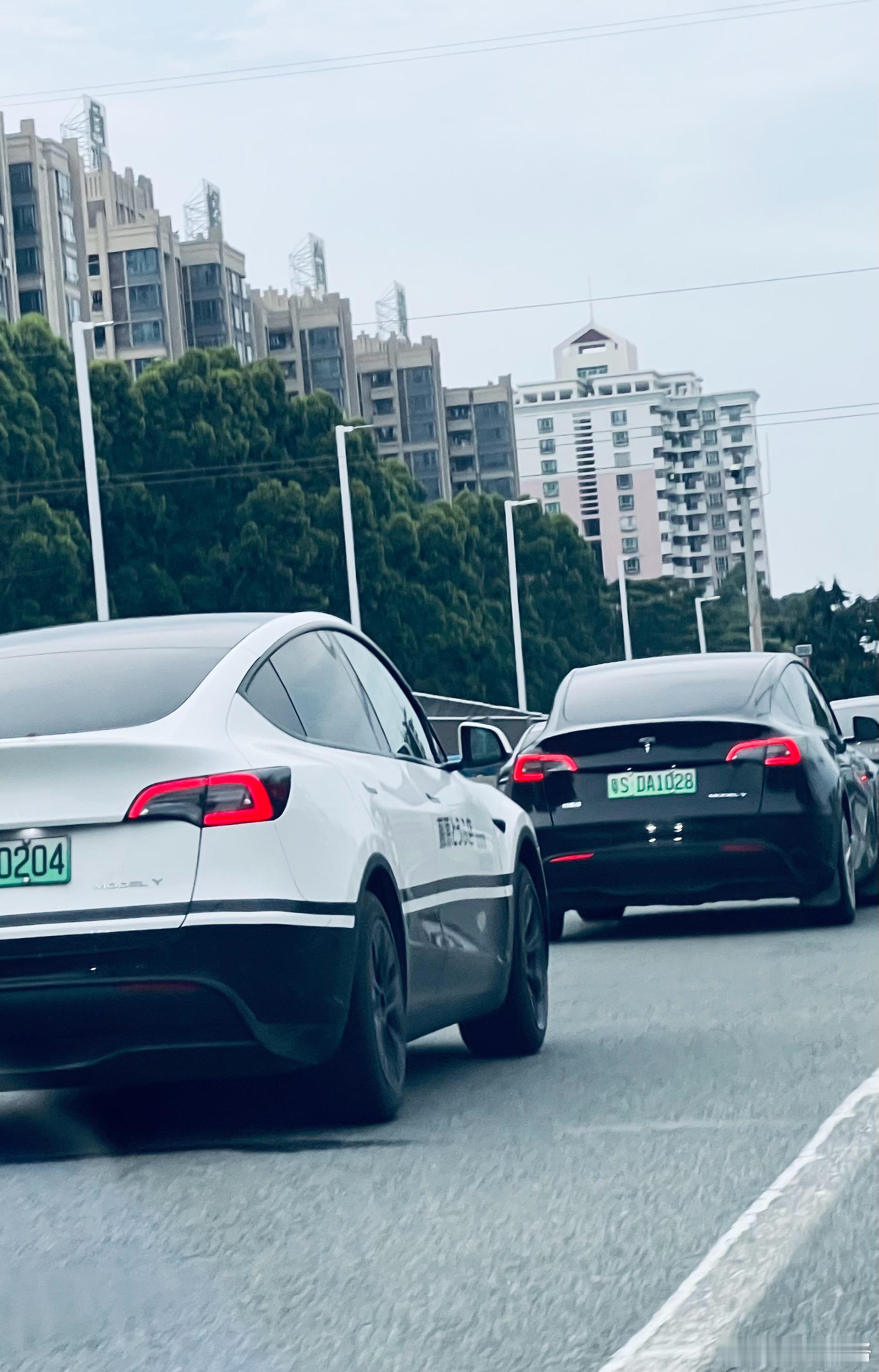 这特斯拉车主对油车的爱已溢出屏幕不过无论是特斯拉还是AE86，最多就是飘移。毕竟