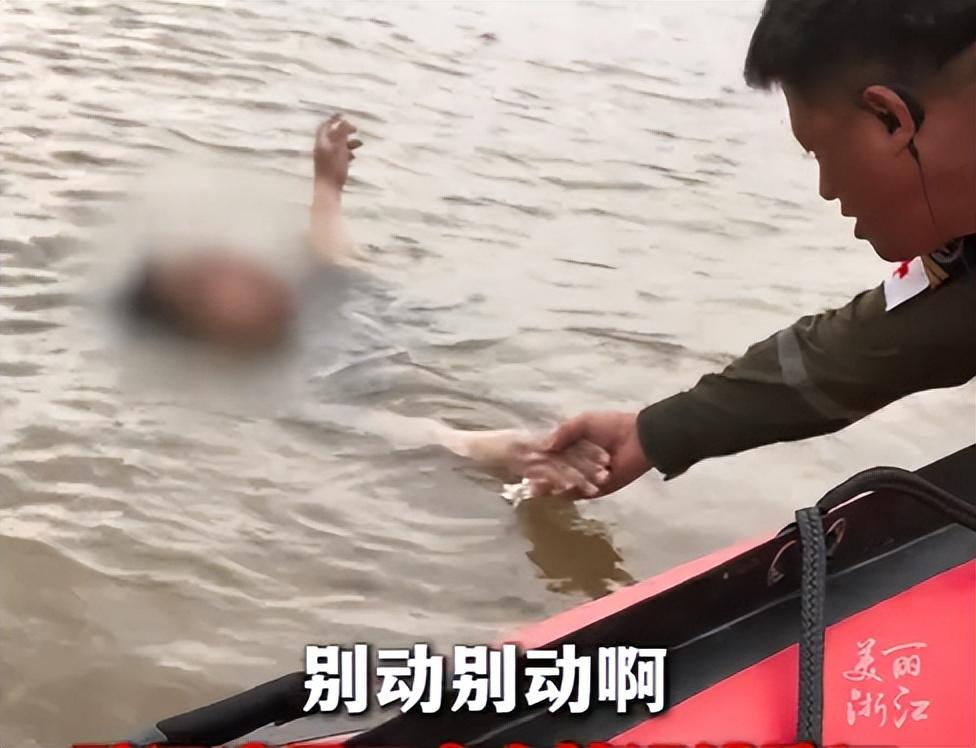 “这哪是活着，是从潮水里抢命！”10 月 9 日农历八月十八，钱塘江大潮正猛，网