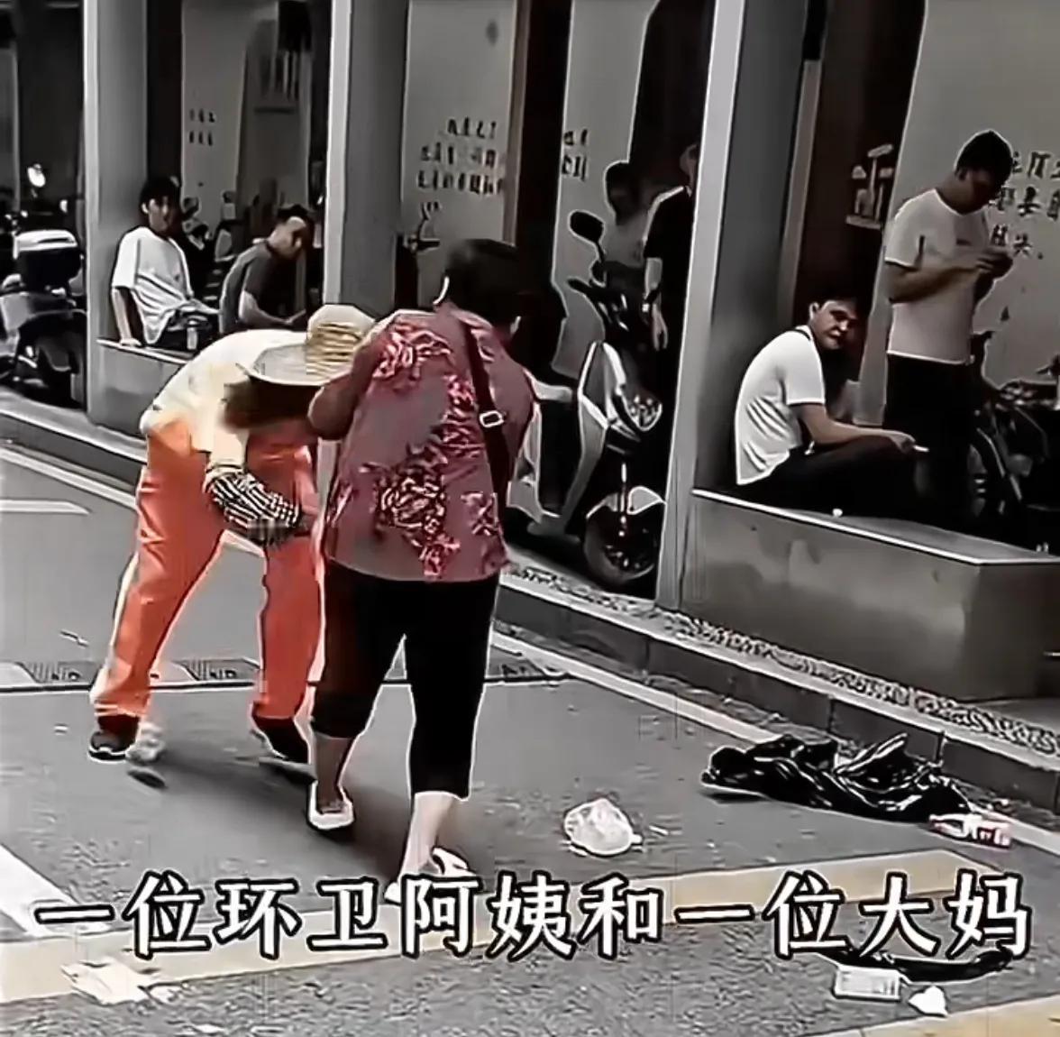底层人,为什么总爱要为难底层人?底层人为难底层人的原因：
一、资源匮乏与零和博弈
