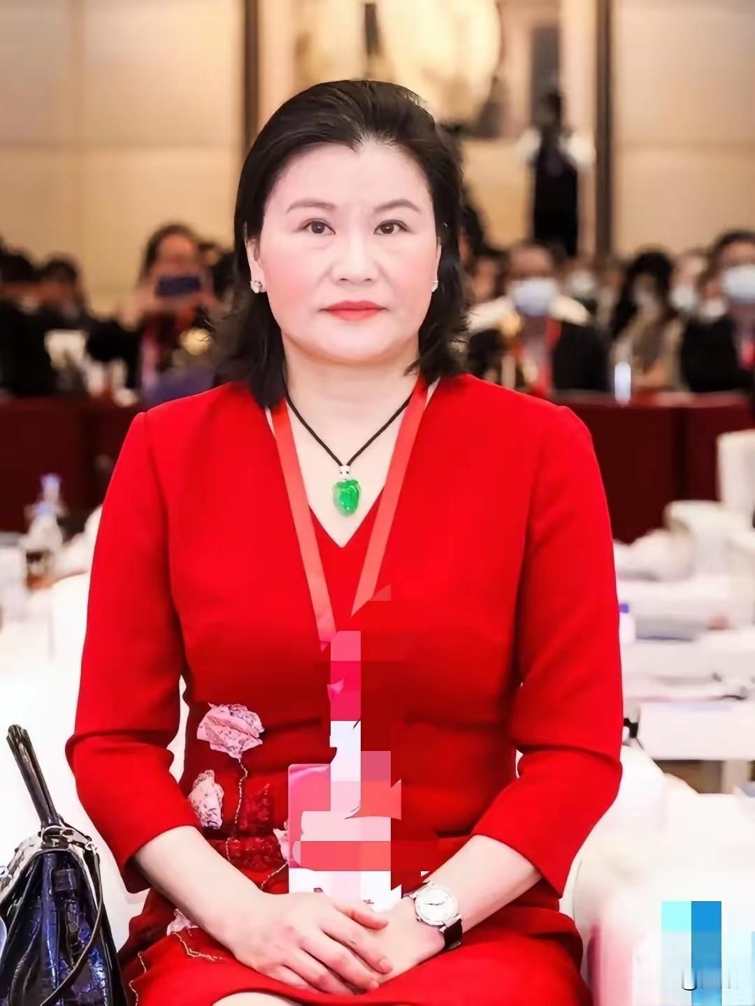 周群飞的 6 条冷知识
1. 是湖南永州媳妇，向永州捐 1.1 亿
丈夫郑俊龙是
