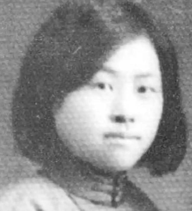 1938年，20岁女地下党被4个特务跟踪三天，到哈尔滨客栈后发现无路可逃，她咬牙