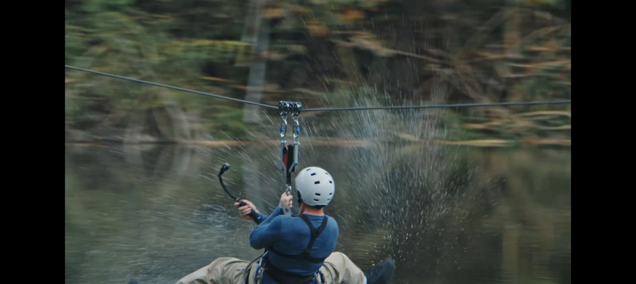 荣耀Magic V6挑战铰链极限，直接用滑索载物、载人，居然完好无事，没有变形，