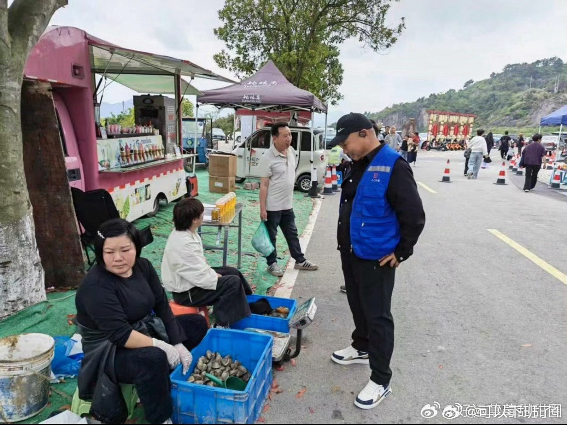 烟火气里台州网格员用平凡守护绘就温暖画卷三门蛇蟠乡网格员俞良杰坚守岗位，深耕景区