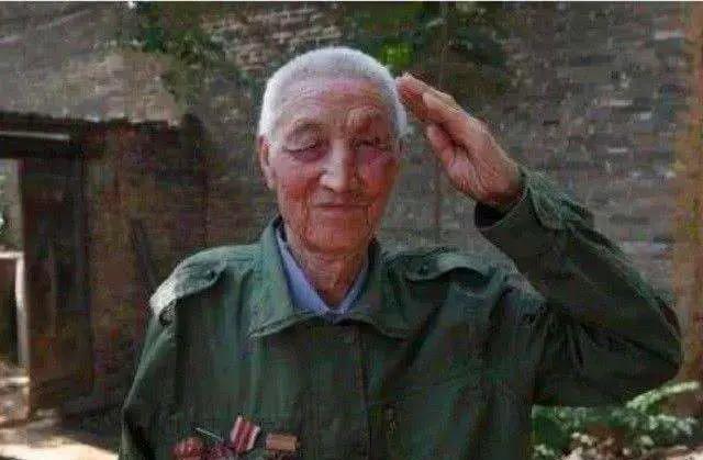 1994年，一衣着朴素的女子来到47军“调查”自己的父亲，可是查遍了资料也没找到