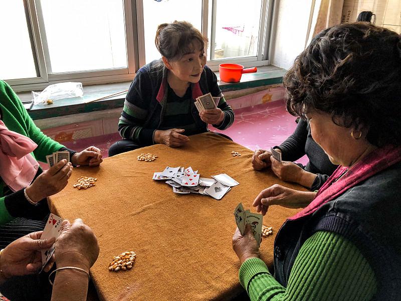 厂里有个叔叔说他花了28万给儿子买了一个越南儿媳妇。老婆天天在家里打牌，儿子跑外