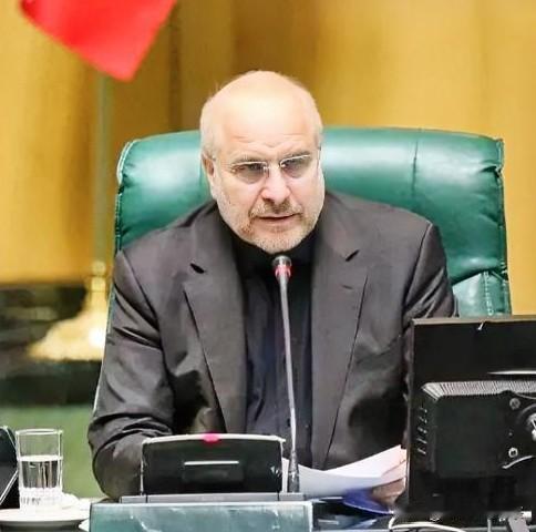 刚刚刷到个国际大笑话，直接看乐了。
伊朗直接硬刚：战场上见
 
特朗普单方面下了