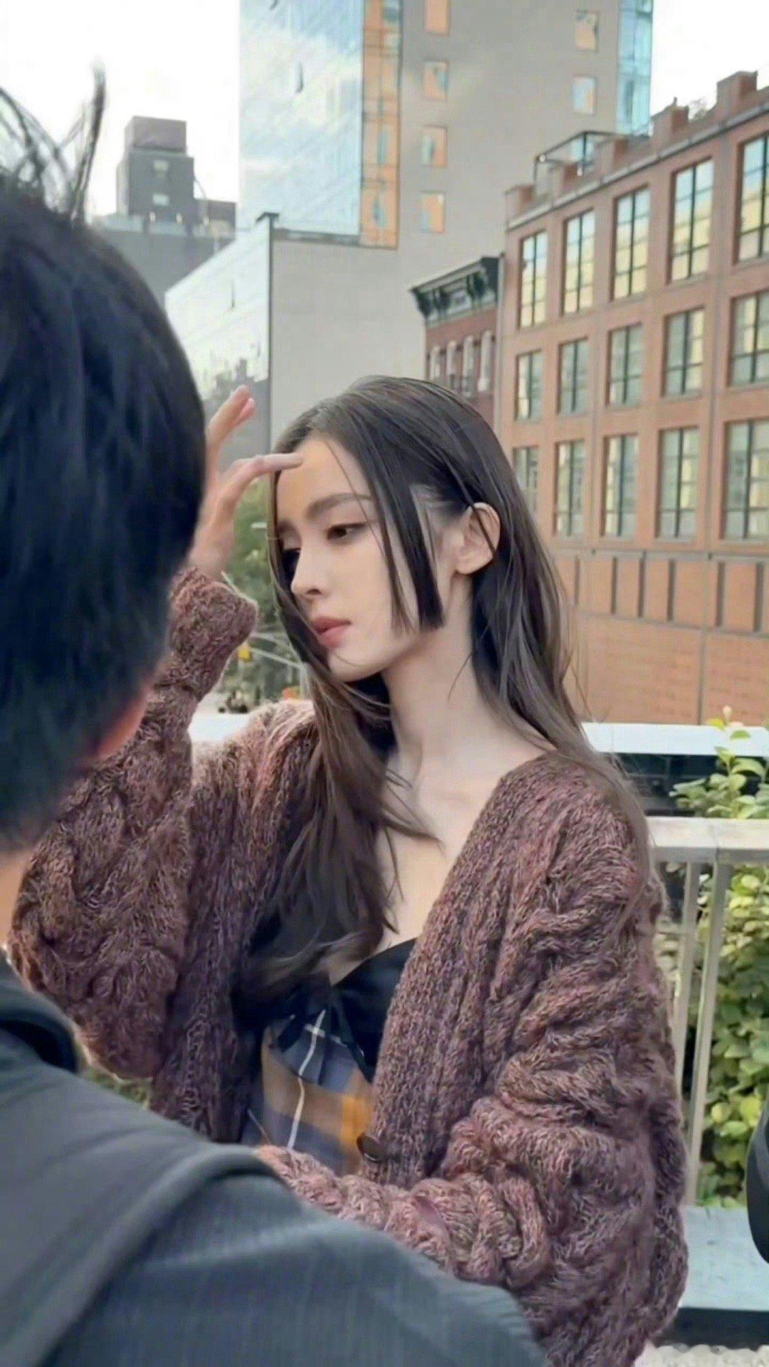 终于懂网友那句“古力娜扎不怎么控生图 全靠硬美”了！这生图也太美了吧！ ​​​