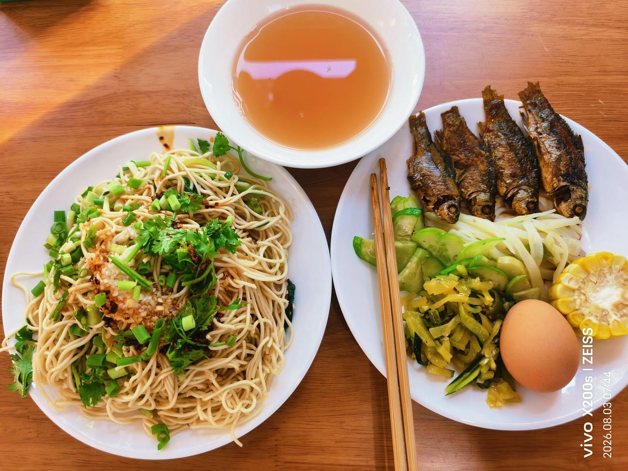 夏日生活打卡季价廉物美高档享受：昨天的早餐有凉面，土豆丝，南瓜丝，玉米，小鱼，鸡