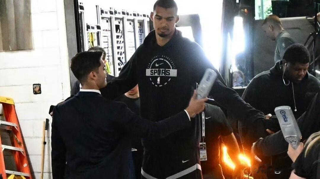 连文班亚马都要接受安检，美国球迷花高价去看比赛不就是找罪受吗？

文班亚马已经到