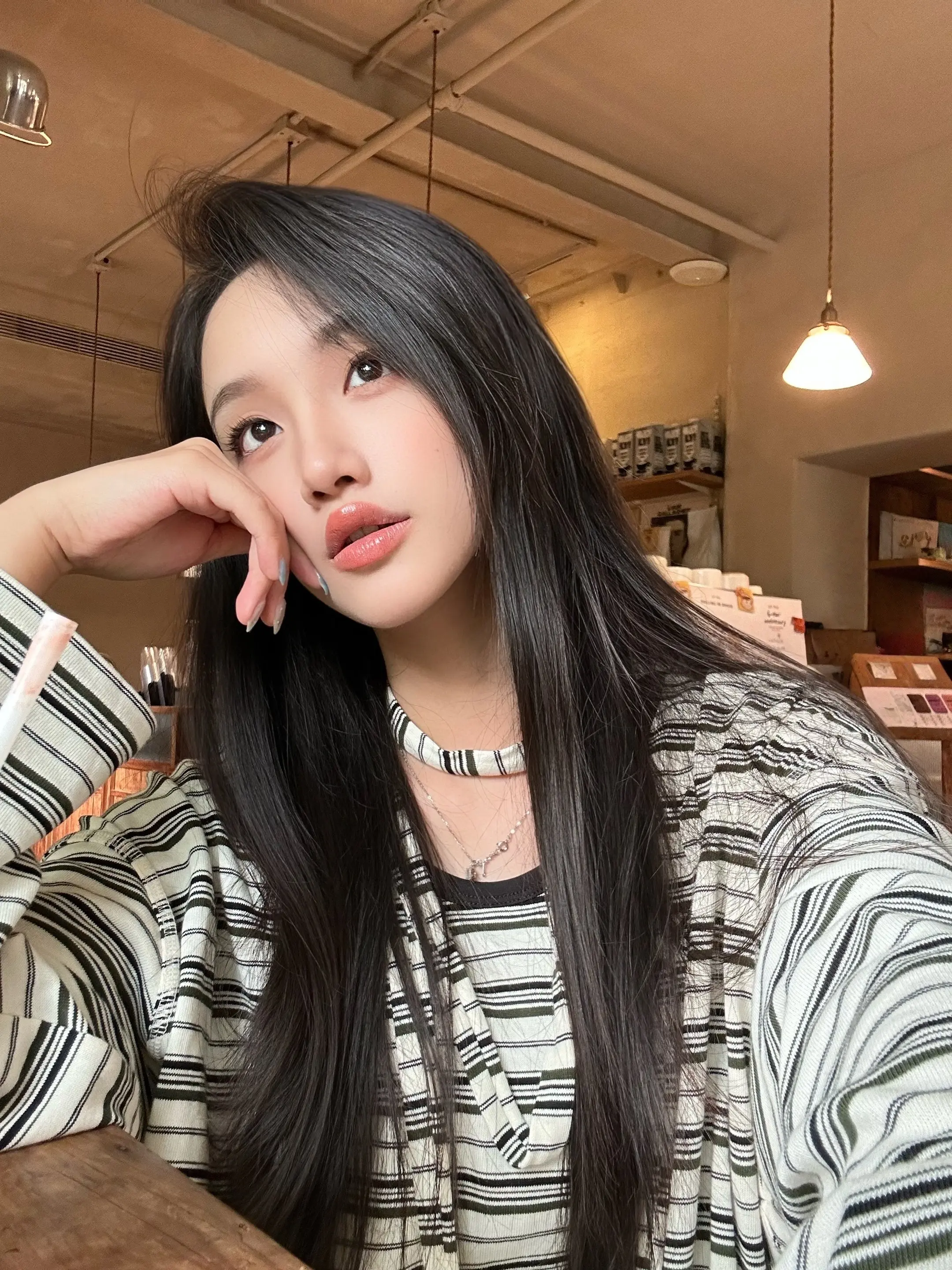 有人精明到权衡利弊放弃你。有人蠢笨到擦干眼泪也要继续爱你