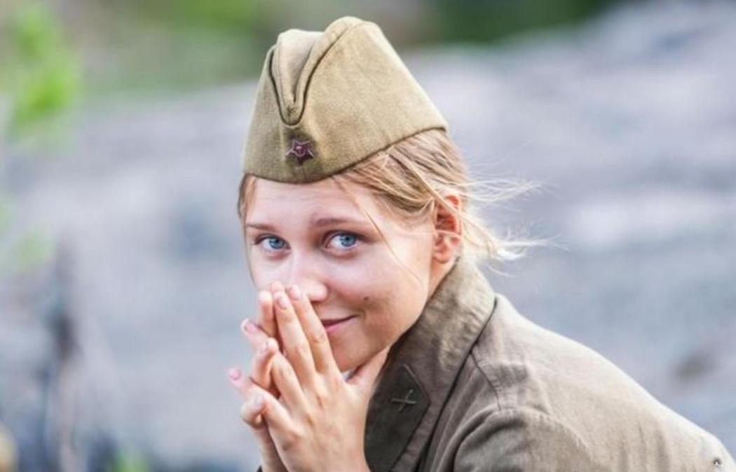 1945年，一个苏联女兵看到一个日本战俘英俊潇洒，她悄悄对男人说：“如果你答应和